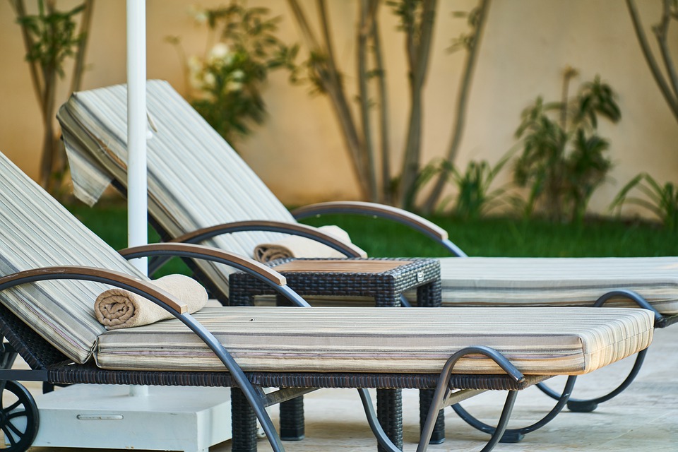 Une pause détente sur votre transat de jardin