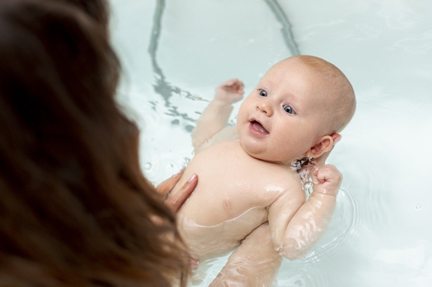Comment maintenir votre bébé dans une bonne position pendant son bain ?