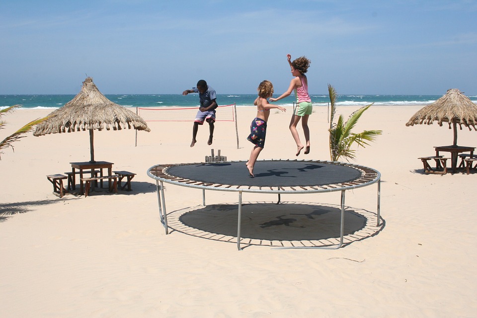 Le trampoline, un accessoire de jeu adapté pour les enfants de moins de trois ans